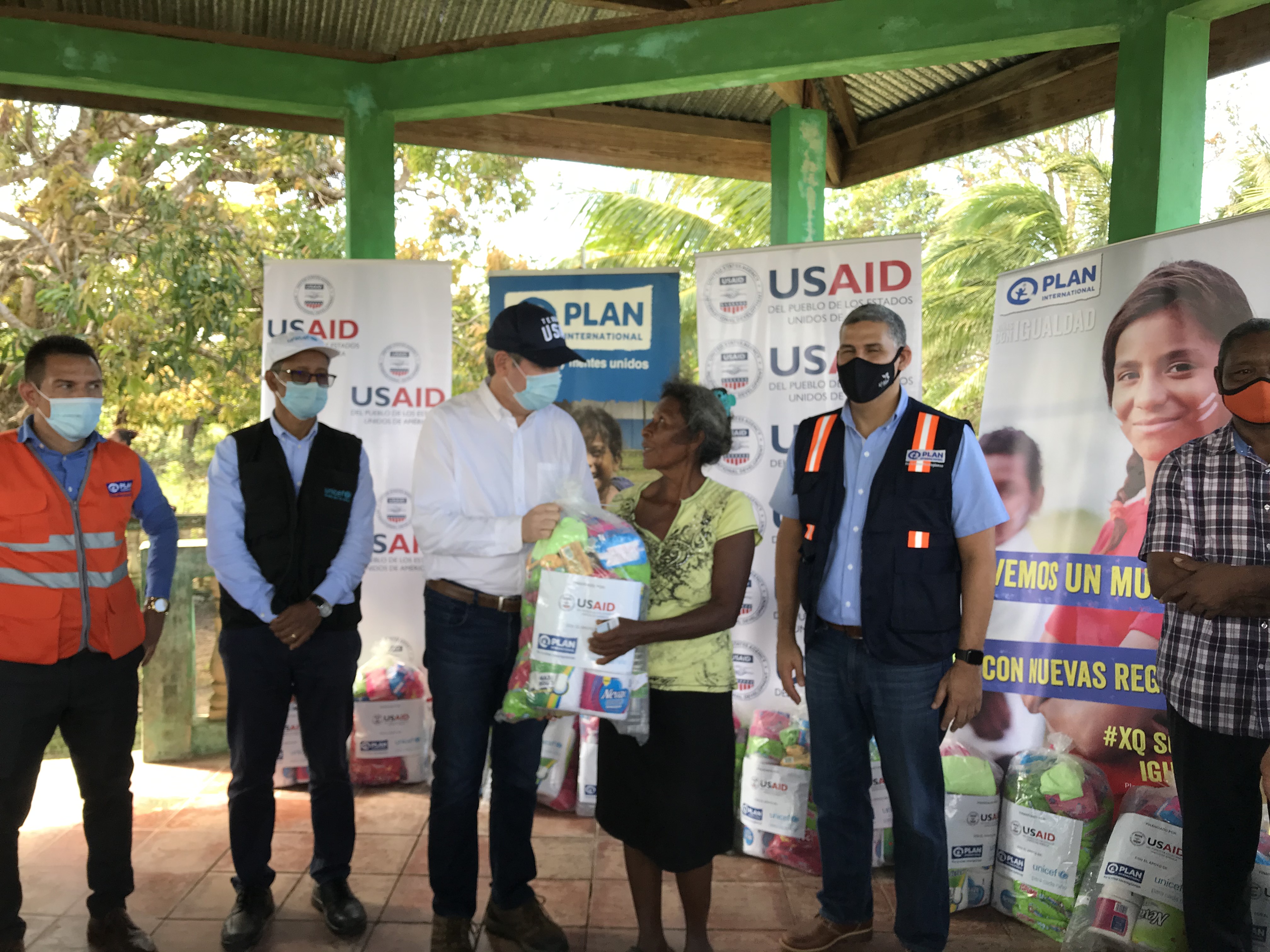 Embajador Sullivan entrega ayuda humanitaria a los damnificados del Caribe Norte