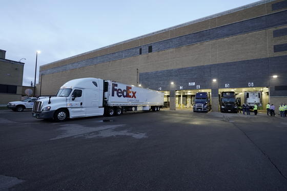 Estados Unidos inicia la compleja distribución de la vacuna de la Covid en todo el país