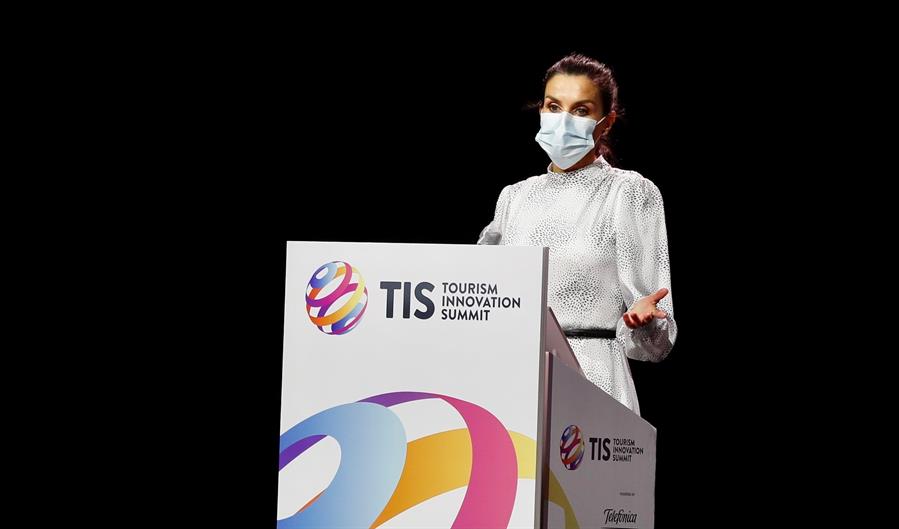 La reina de España viaja a Honduras para entregar ayuda tras los huracanes