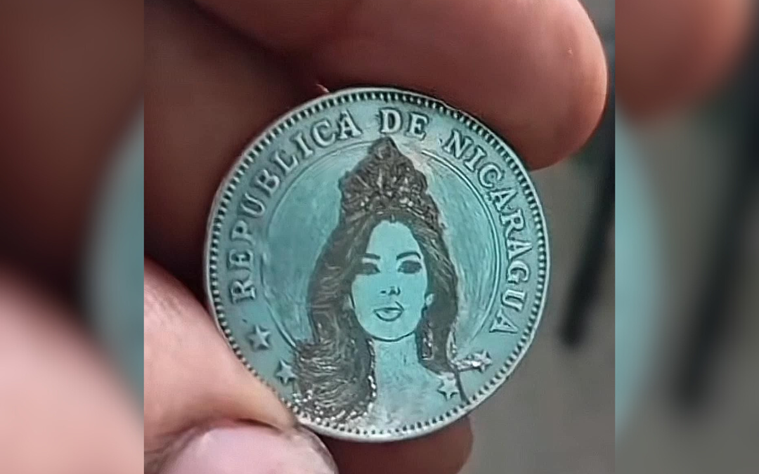 Artista nicaragüense acuña el rostro de Sheynnis Palacios en una moneda