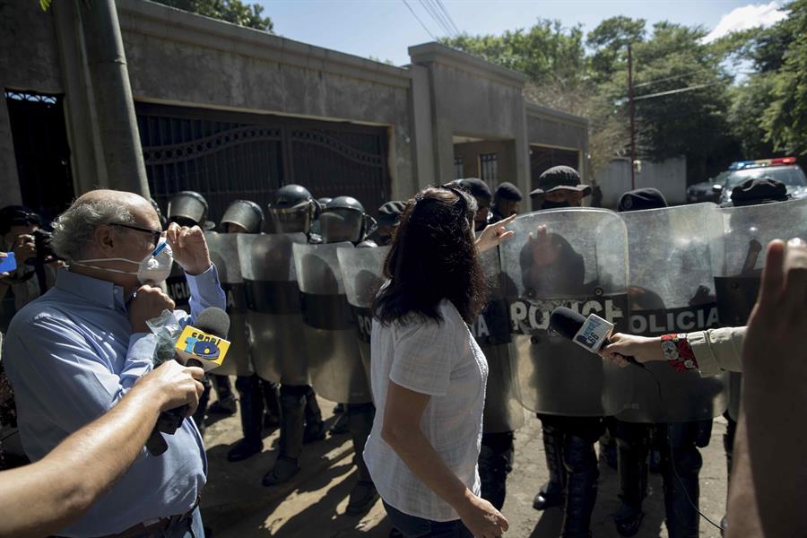 Policía agrede a Carlos Fernando Chamorro quien reclama al régimen la devolución de su medio