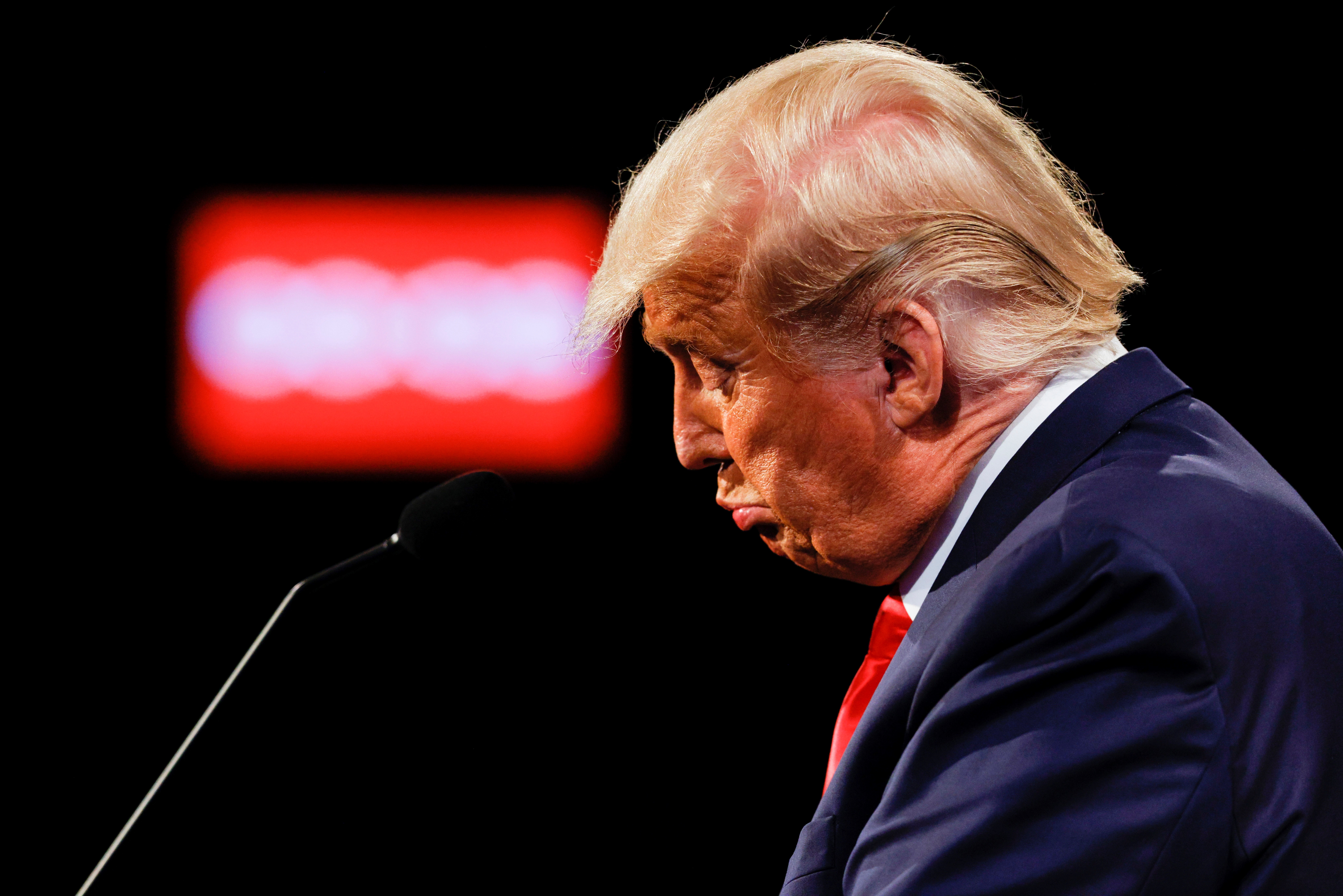 Trump no tira la toalla en su empeño de revocar resultado electoral pese a estar cada vez más solo
