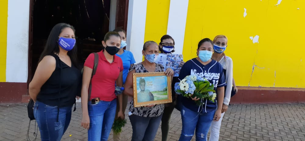 Opositores participan en misa en memoria de jóvenes asesinados durante la Rebelión Cívica y por la liberación de presos políticos