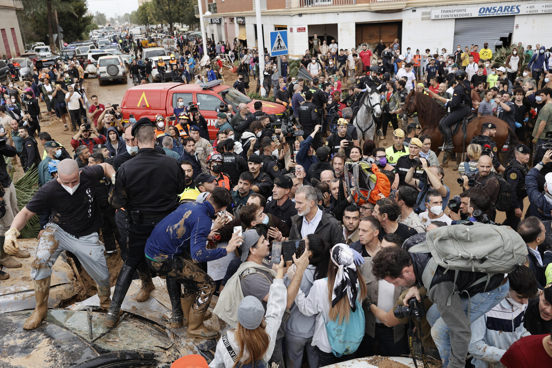 Insultos e indignación durante la visita de los reyes y políticos de España a las ciudades inundadas