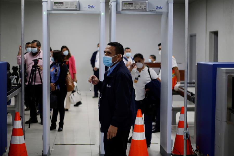 El Salvador prohíbe ingreso desde Reino Unido por nueva cepa de Covid-19 «más agresiva»