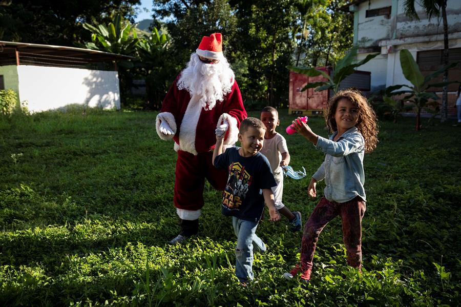 Un Santa Claus para alimentar estómagos y sonrisas en Venezuela