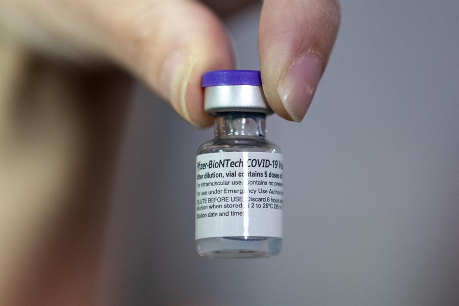 Enfermera mexicana de 59 años, primera latinoamericana con vacuna de Pfizer