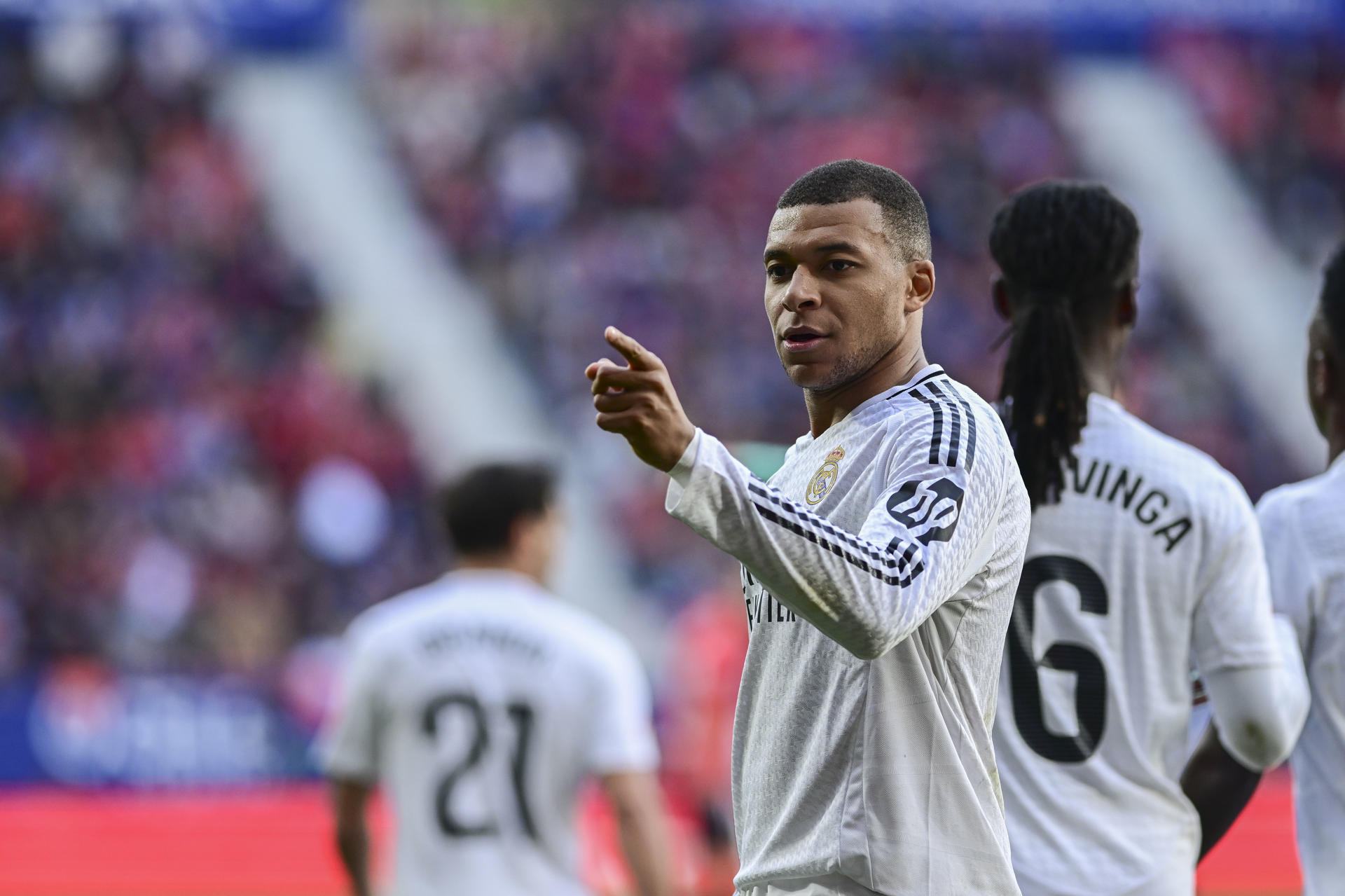 Mbappé adelanta al descanso al Real Madrid, sin Bellingham expulsado por roja directa