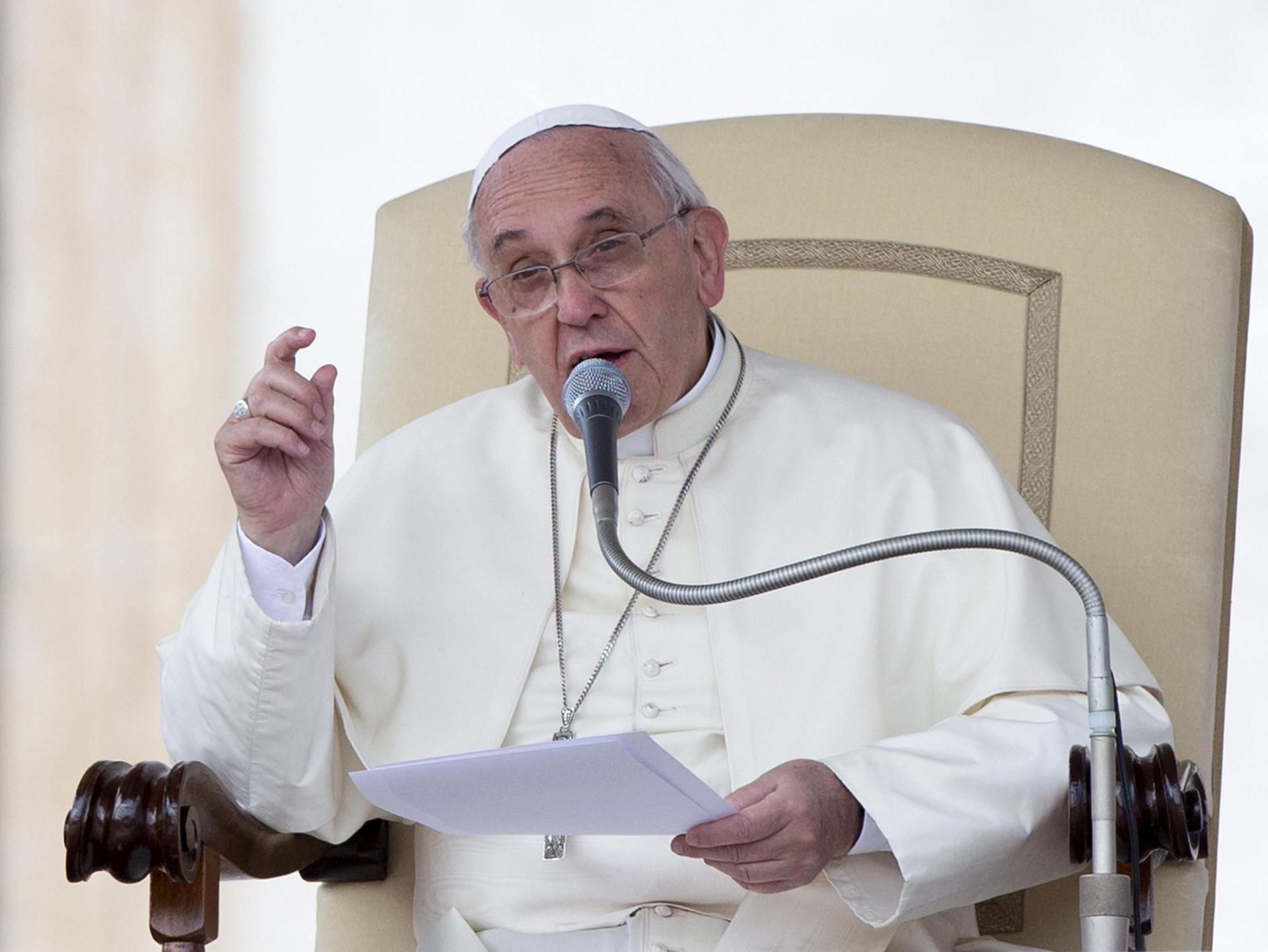 El papa reclama que «se oiga la voz de los pueblos que piden la paz»