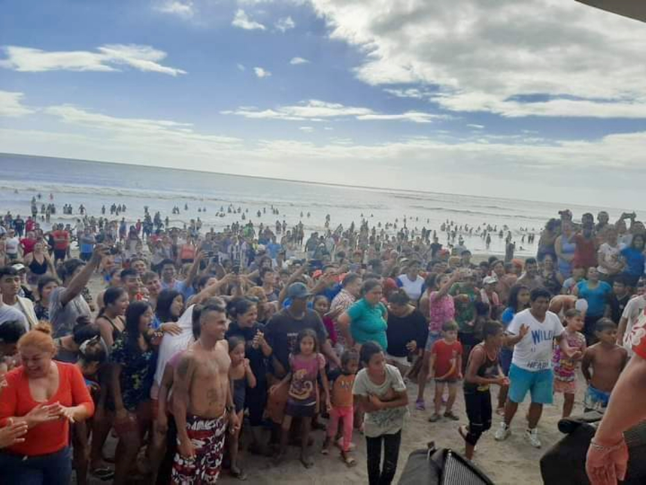 Miles de nicaragüenses se vuelcan a las playas pese a la pandemia