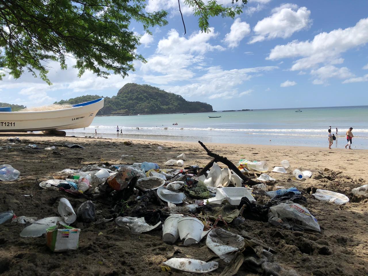 Nicaragüenses dejan las playas repletas de basura tras vacaciones de año nuevo