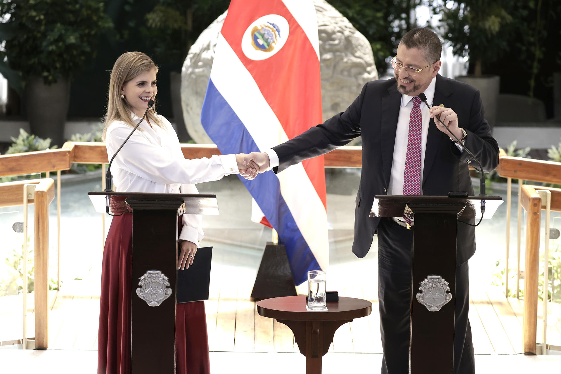 Chaves nombra a Fernández ministra de presidencia para agilizar transición en Costa Rica