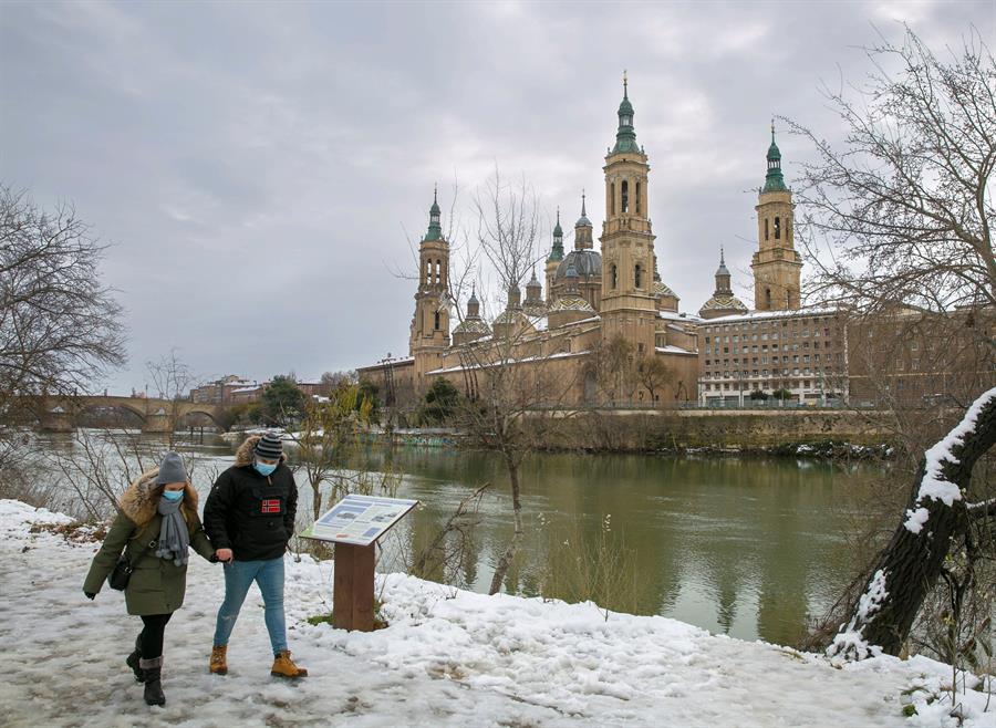 La nieve se desplaza al noreste español y Madrid reanuda el tráfico de trenes