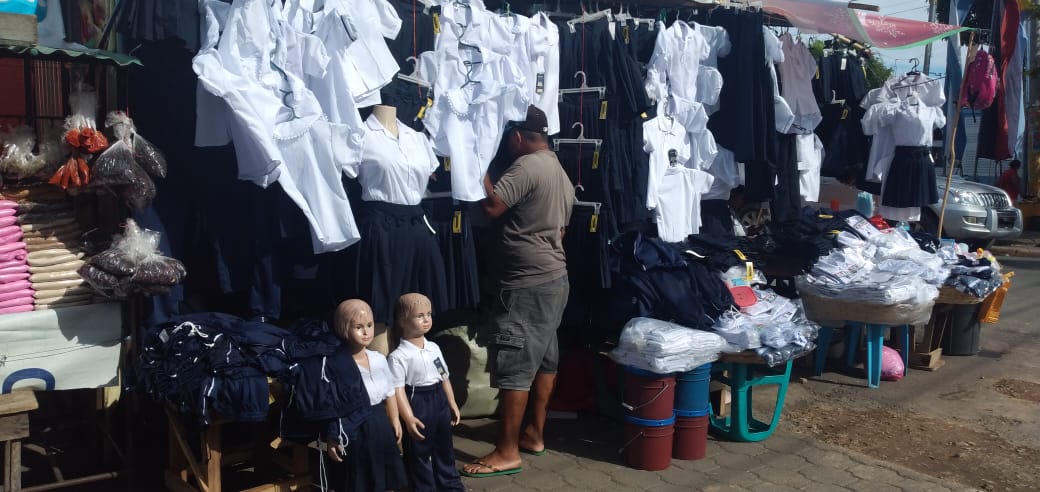 Comerciantes activan ventas de uniformes y útiles escolares: ¿Cuánto costará el regreso a clases?