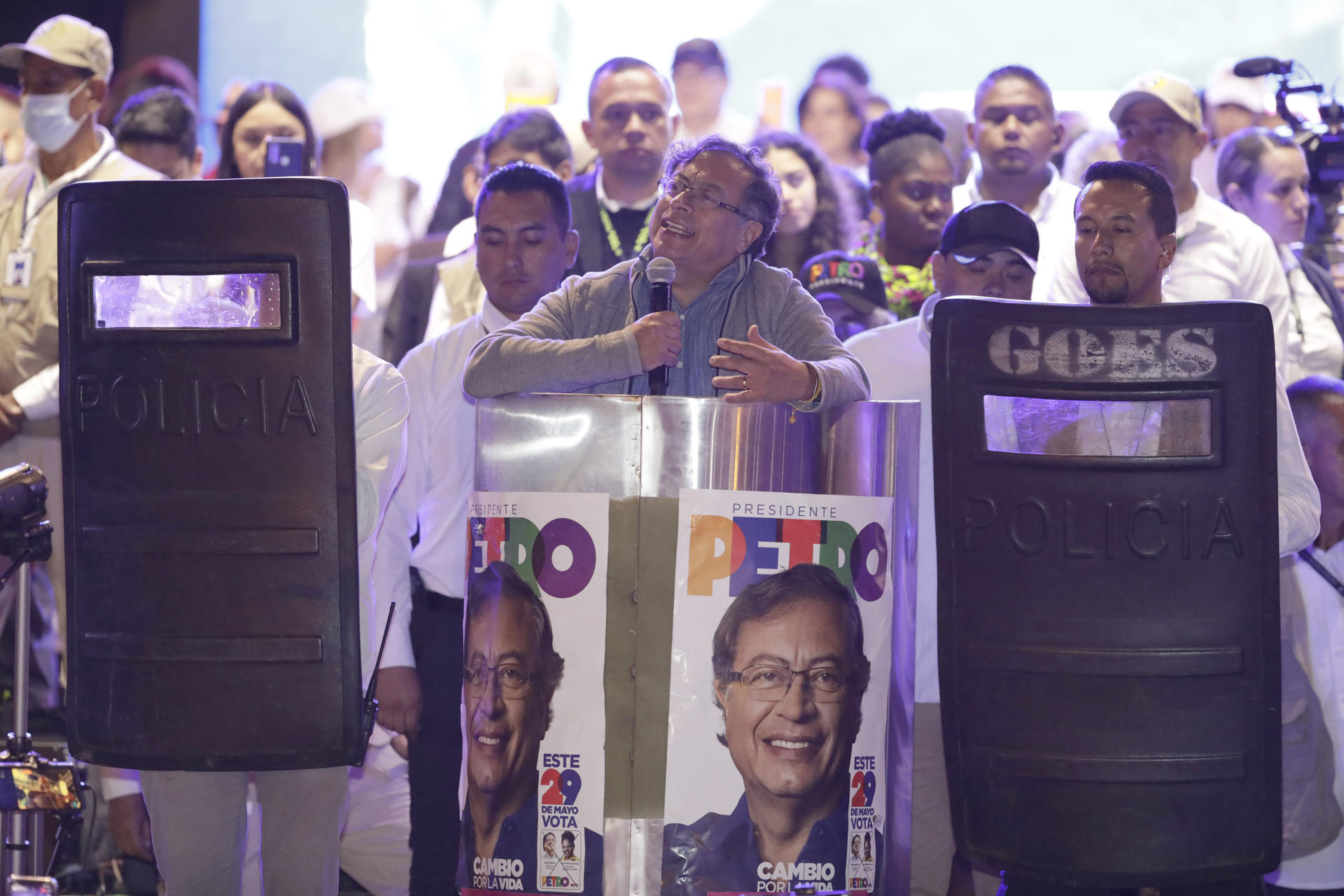 Autoridad electoral colombiana sanciona campaña de Petro por violar topes de financiación