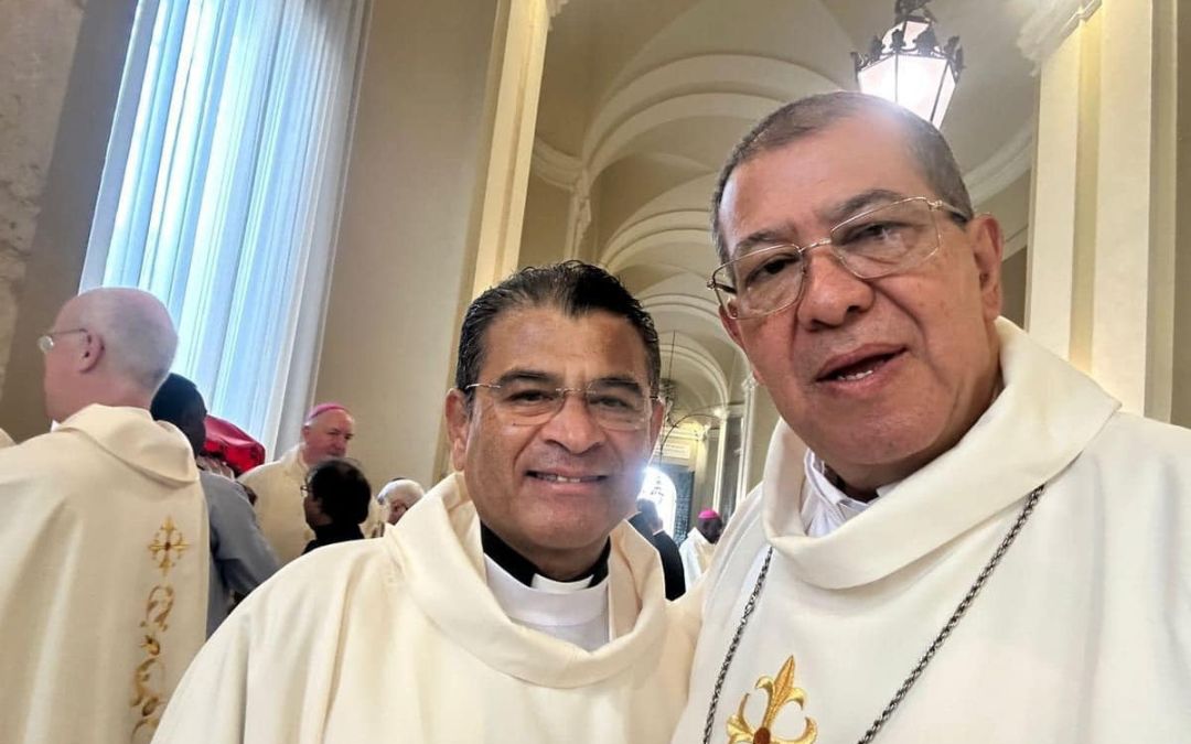 Reaparece monseñor Rolando Álvarez en el Sínodo de la Sinodalidad en Roma