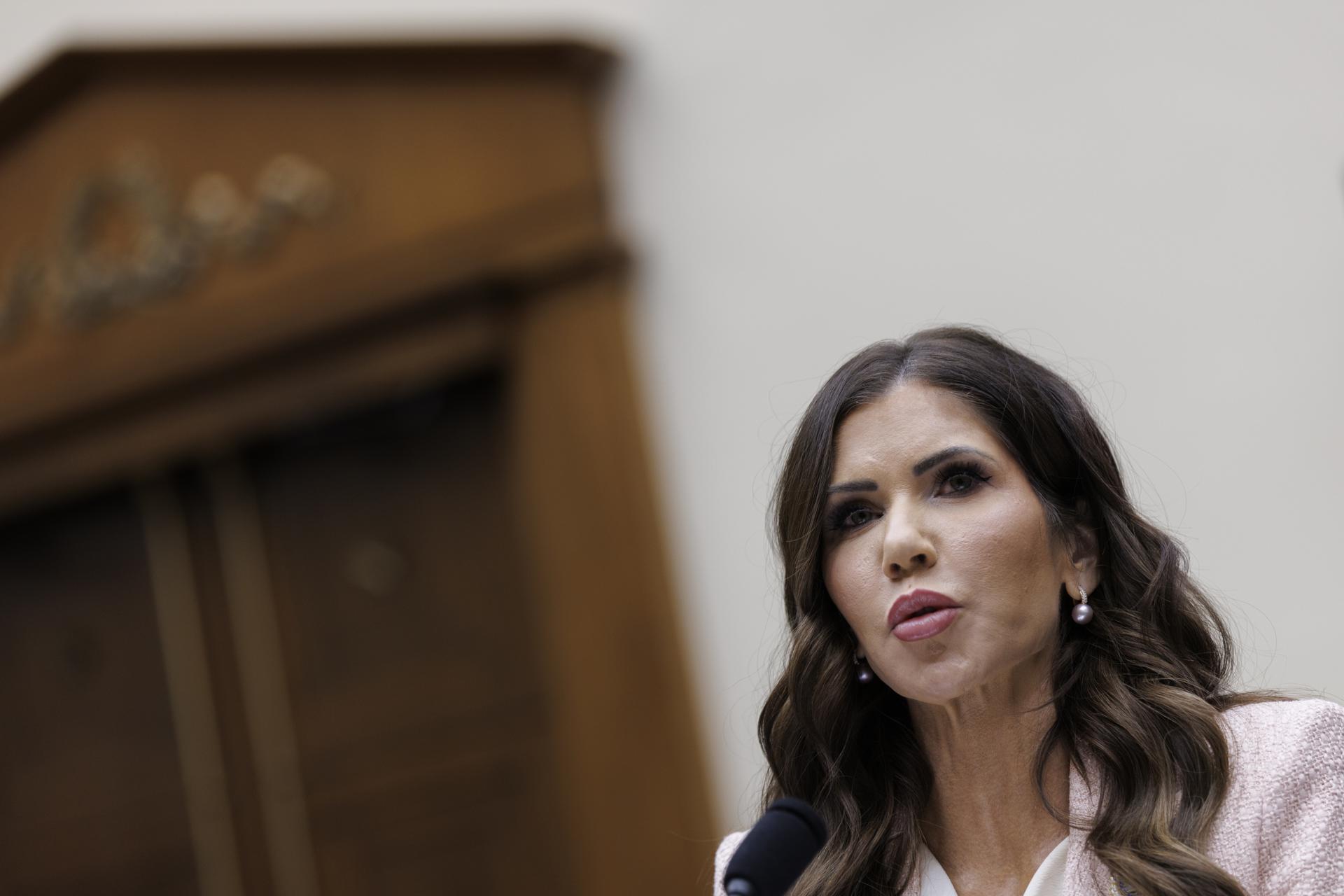 Trump sustituye a la secretaria de Seguridad Nacional en pleno cierre del departamento