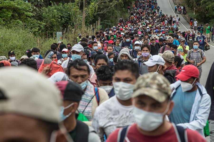 La caravana migrante hondureña esquiva obstáculos y camina con rumbo a EE.UU.