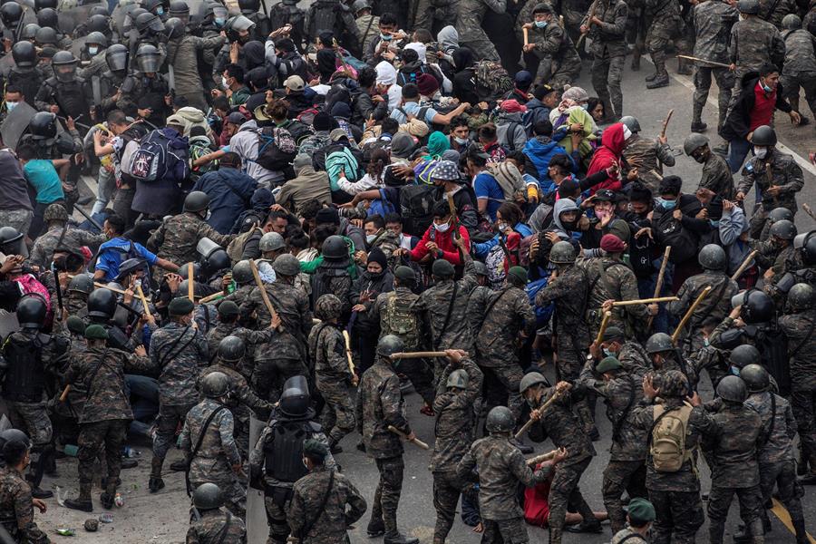 Guatemala detiene con violencia la caravana de migrantes hondureños