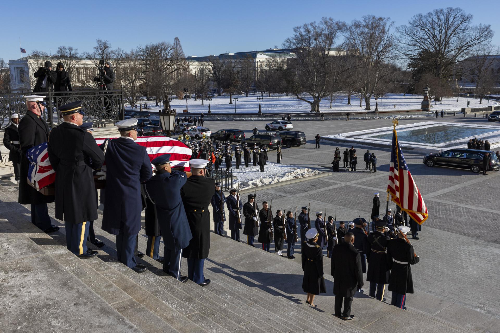 Portan el féretro de Carter a la Catedral de Washington al comienzo del funeral de Estado