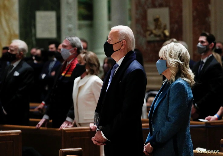 Biden comienza la jornada de su investidura asistiendo a un templo católico