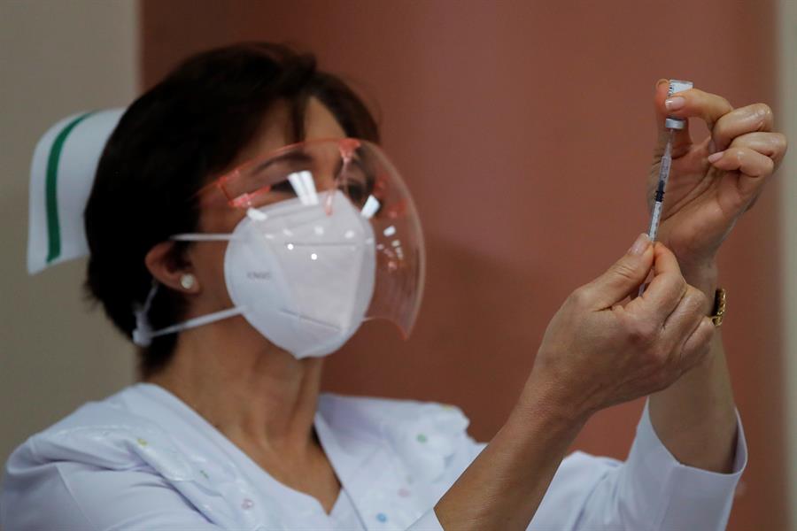 Médicos denuncian irregularidades en el primer día de vacunación en Panamá