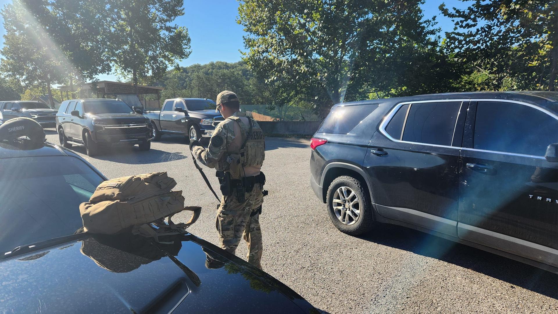 Varias escuelas en Kentucky cancelan clases mientras la Policía busca al autor del tiroteo