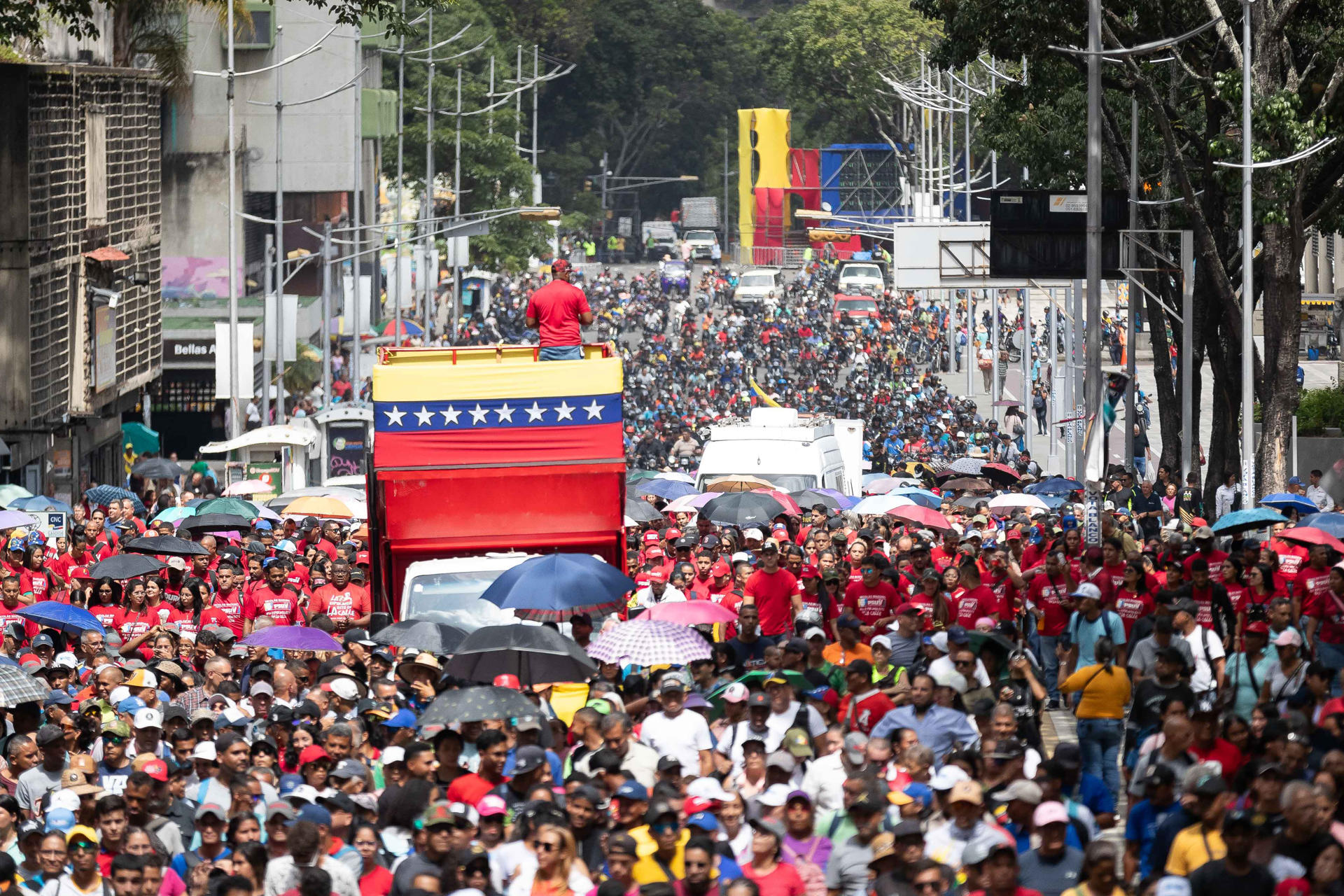 Chavismo y la oposición mayoritaria se movilizan un mes después de comicios presidenciales