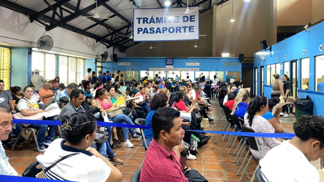 La dictadura mantiene en dólares el cobro por servicios en instituciones del Estado