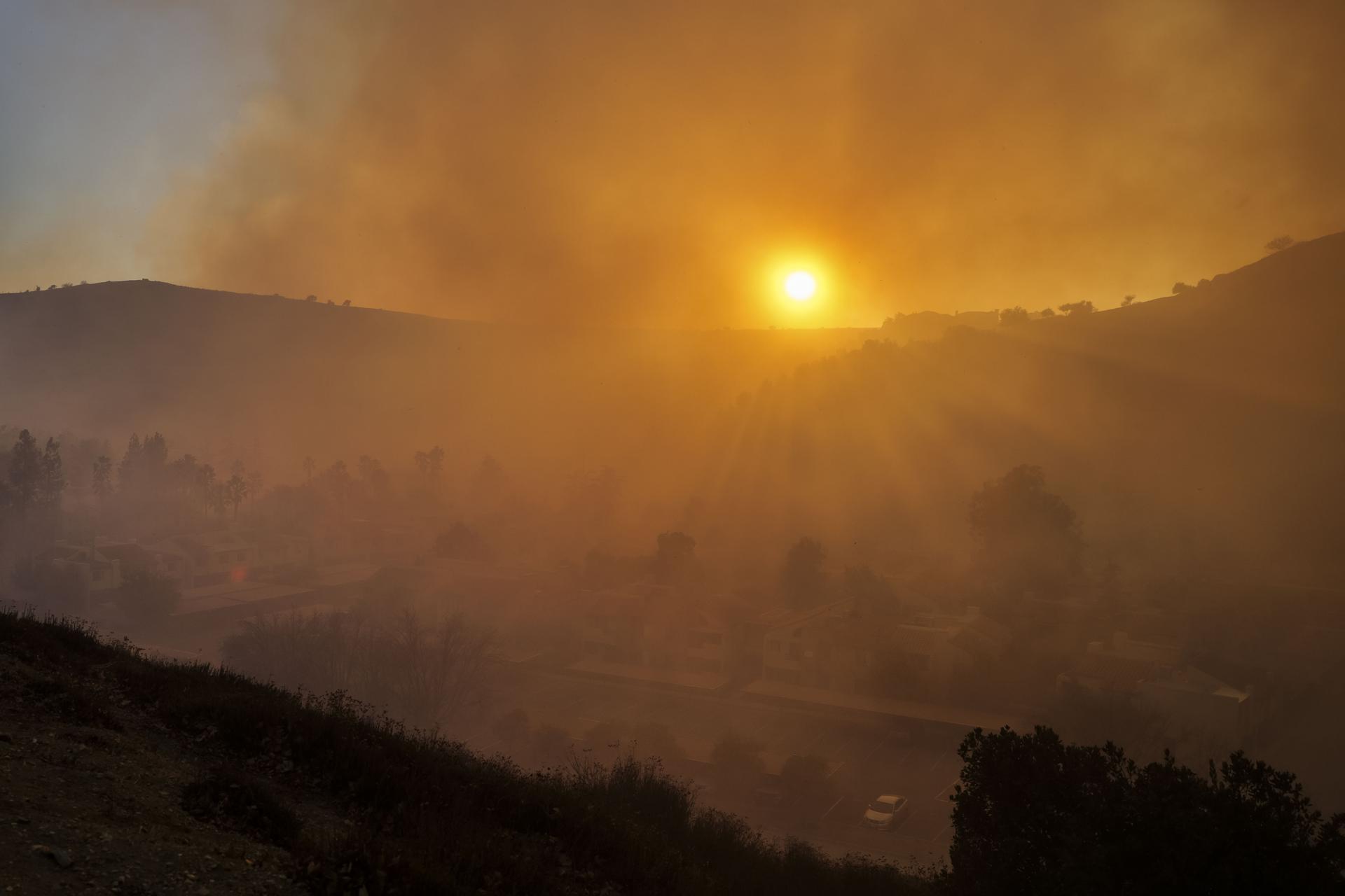 Estalla un nuevo incendio que afecta a miles de personas en el norte de Los Ángeles