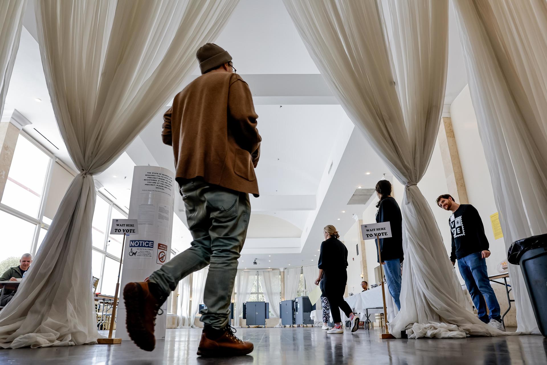 Denuncian amenazas contra centros de votación en mayor condado del estado clave de Georgia
