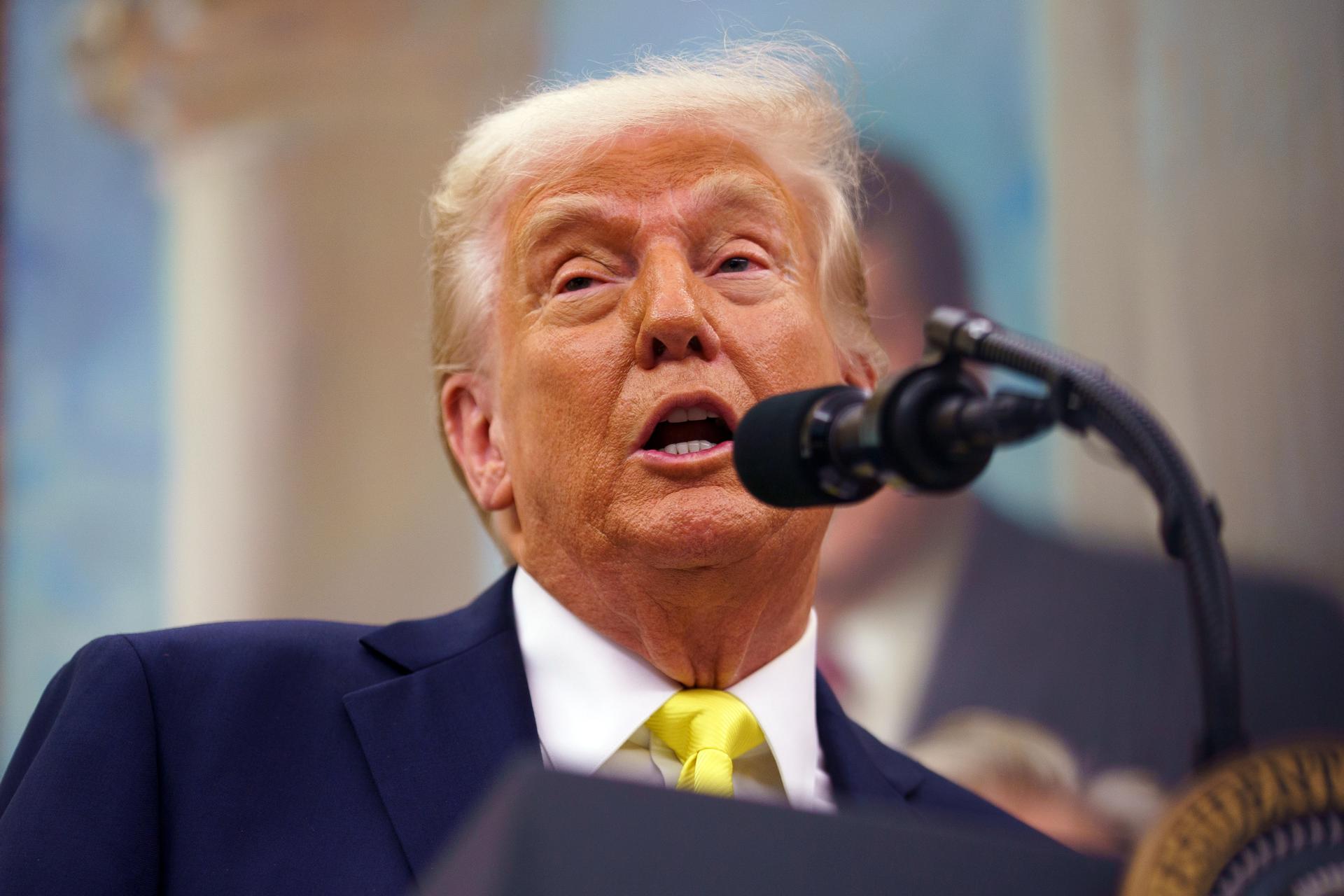 Trump pide al Supremo que levante la pausa a las expulsiones de migrantes a El Salvador