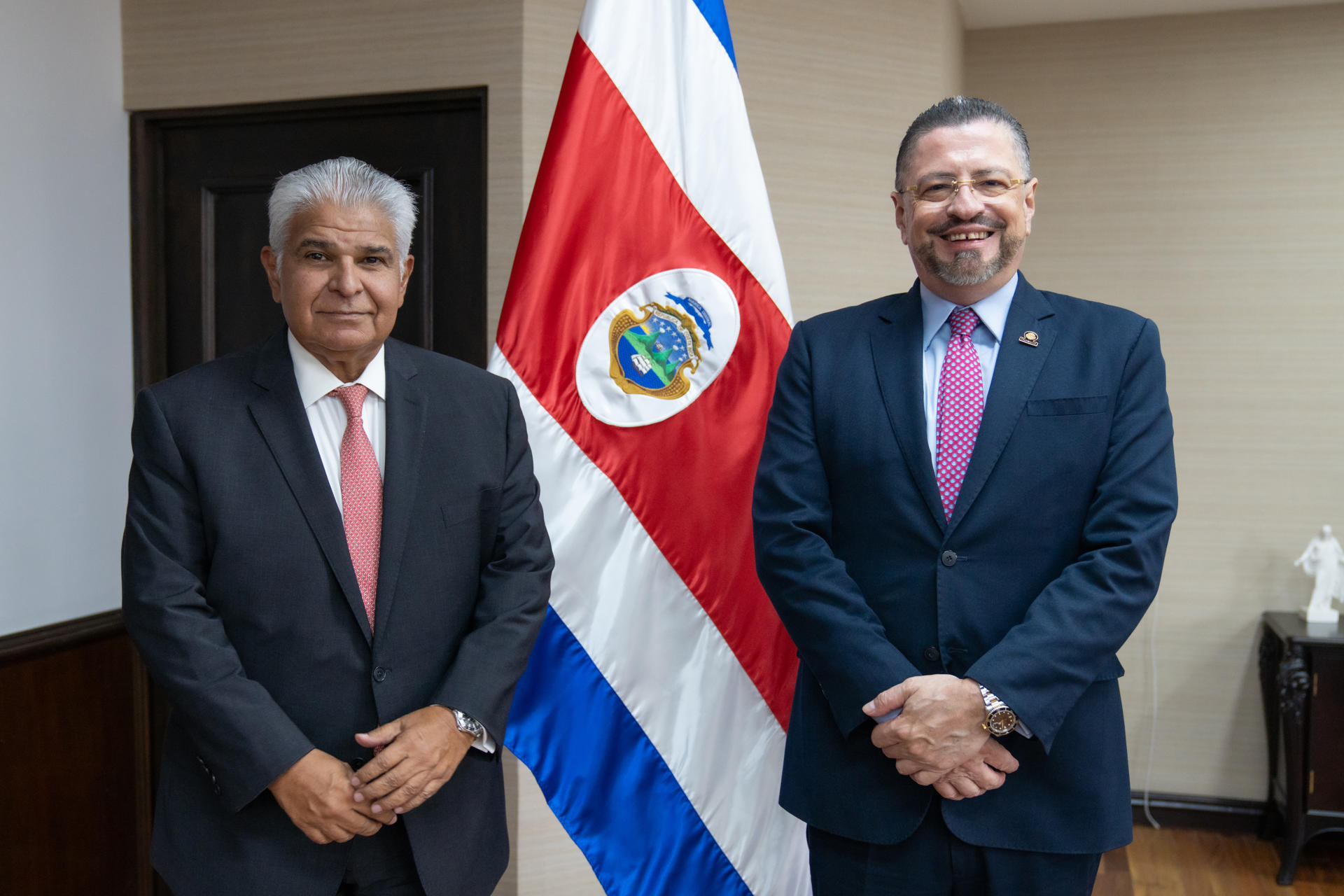 El Presidente de Costa Rica recibe al candidato presidencial panameño José Raúl Mulino