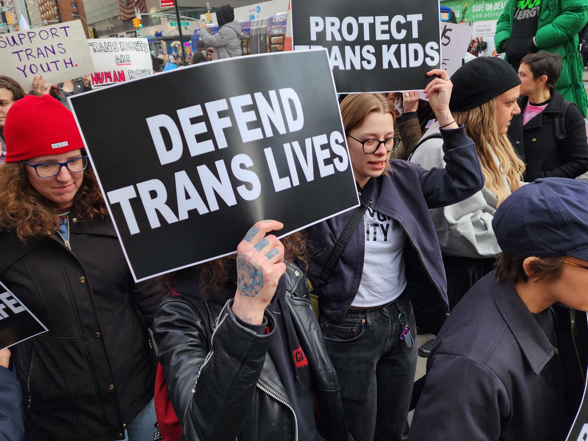 EE.UU. busca la vía para prohibir que las personas trans posean armas, según CNN