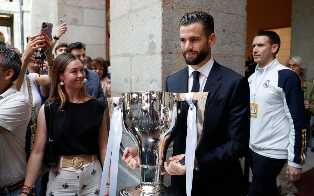 El Real Madrid recibe el trofeo de su trigésimo sexta Liga e inicia las celebraciones