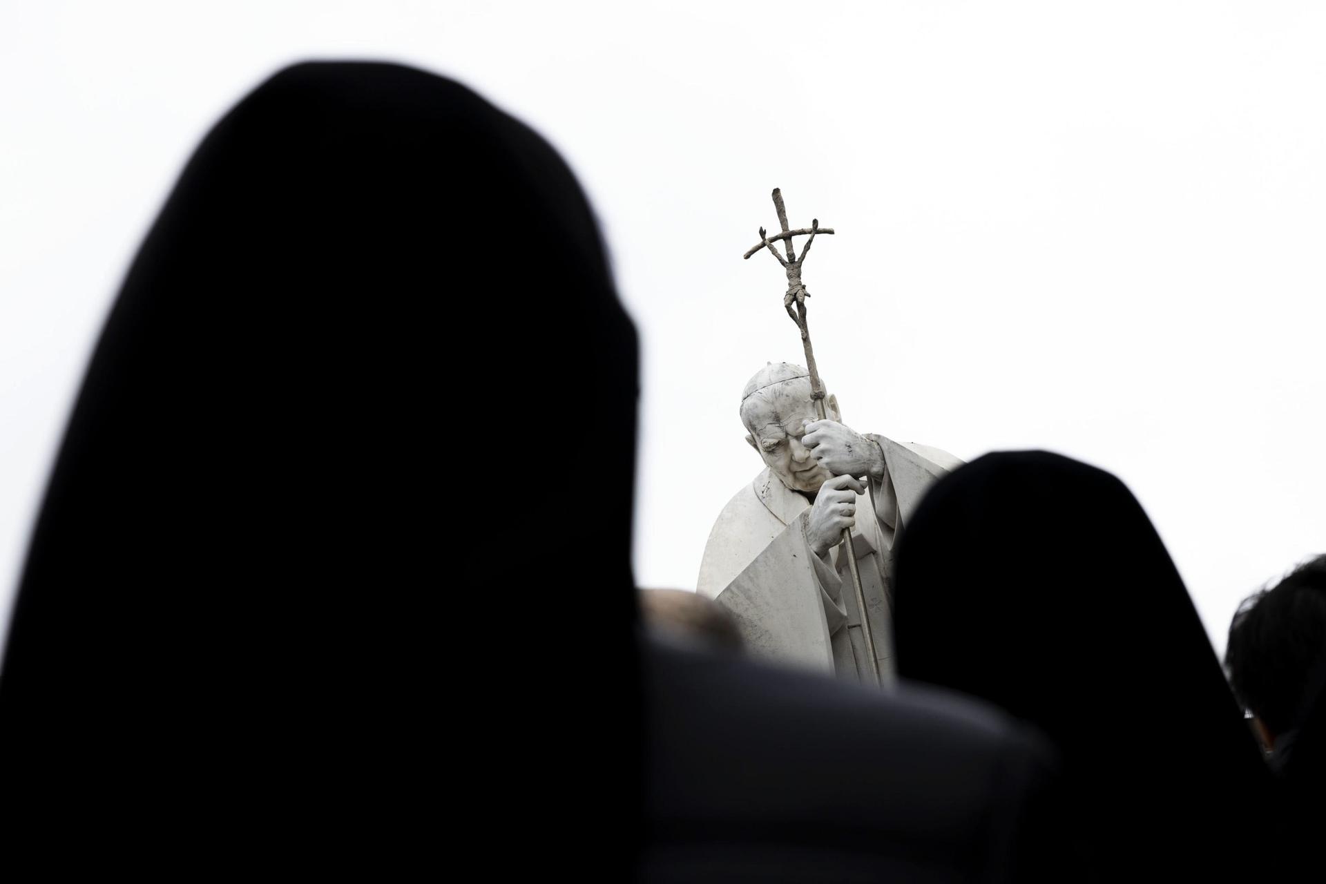 El papa sigue «crítico» pero «estable» a la espera de los resultados de una TAC