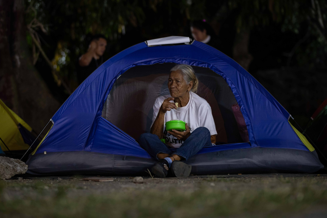 Unas 80 familias duermen afuera de un penal venezolano por liberación de presos políticos