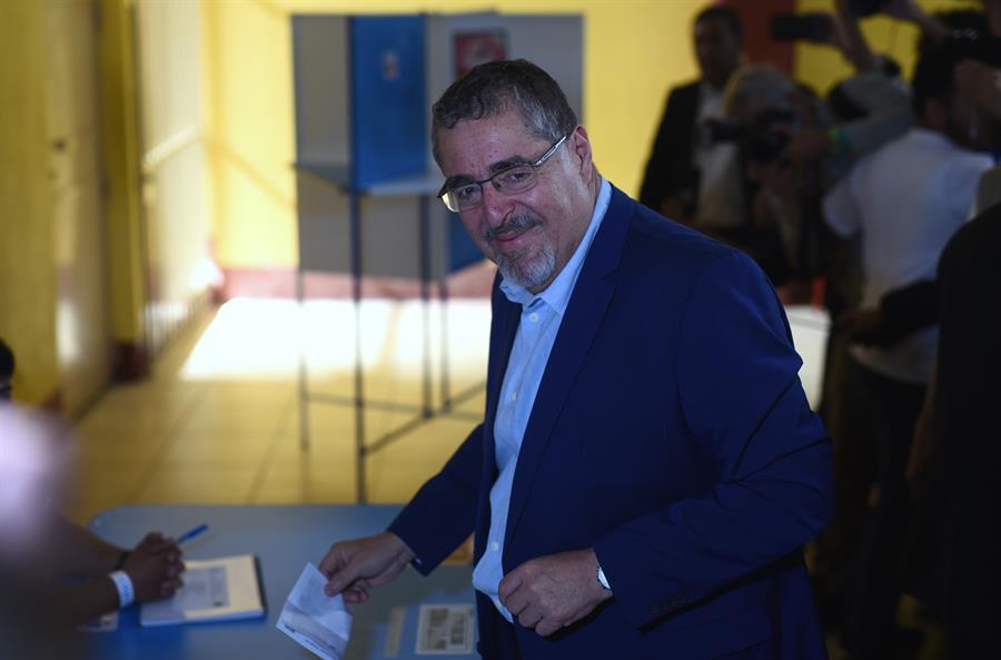 Excarcelados políticos nicaragüenses se reúnen con el presidente de Guatemala, Bernardo Arévalo