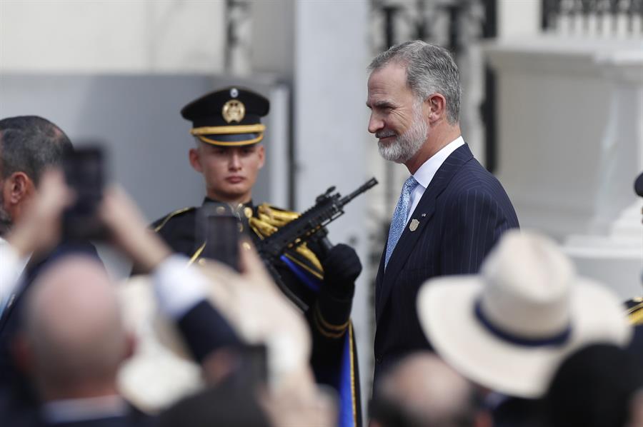 Felipe VI y Milei intercambian gestos de cordialidad en la investidura de Bukele