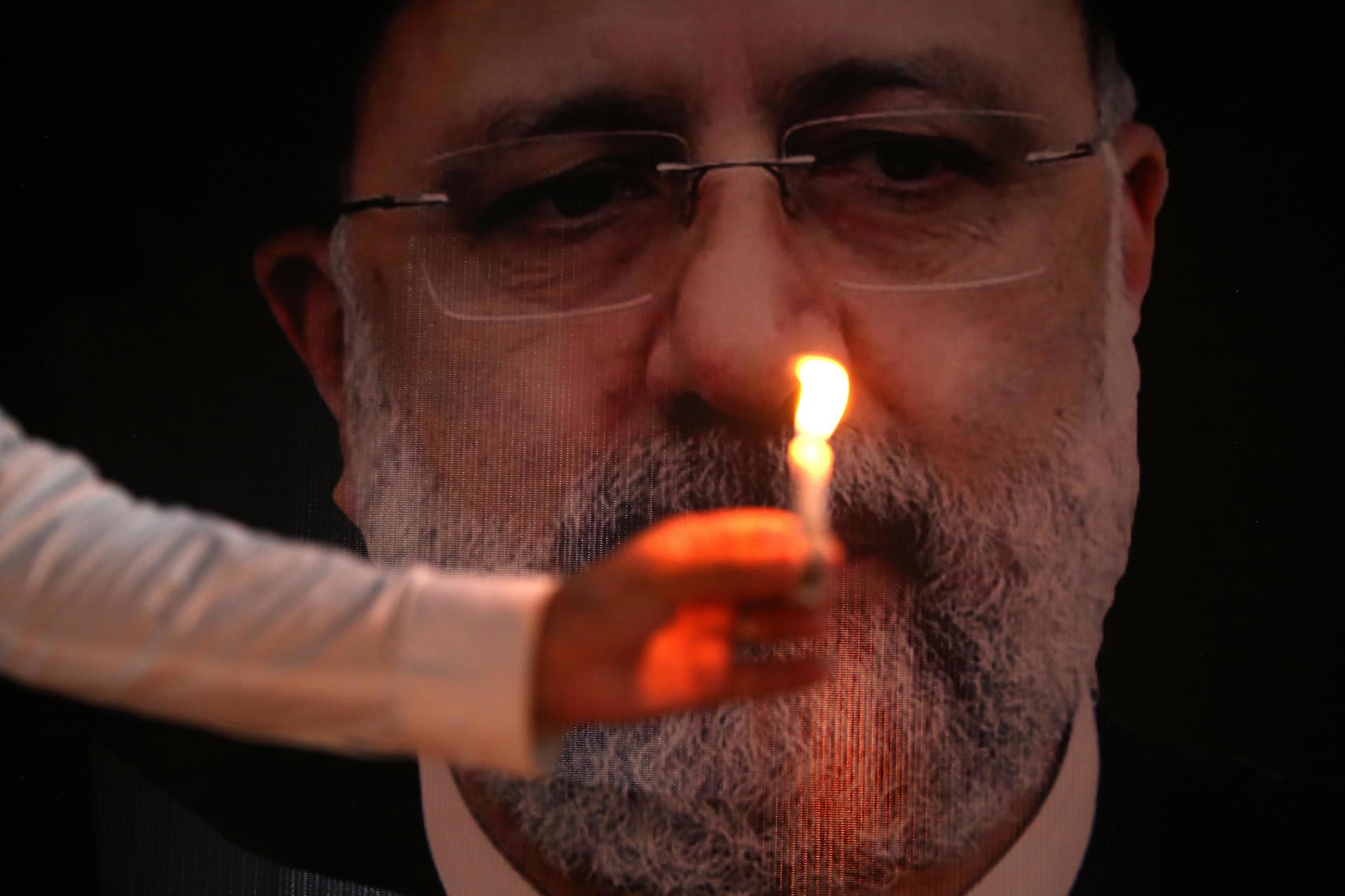 El líder supremo de Irán preside el acto de conmemoración al fallecido presidente Raisí