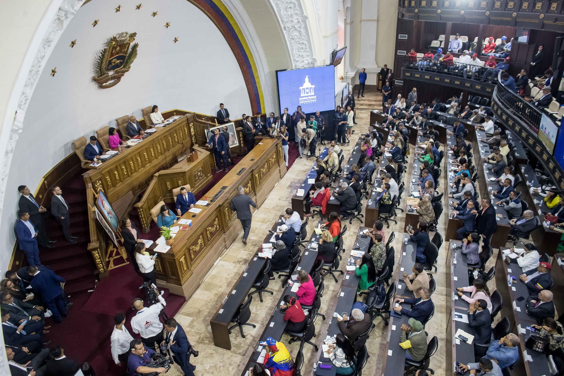 Venezuela aprueba una ley que ordena 30 años de prisión para quienes promuevan sanciones