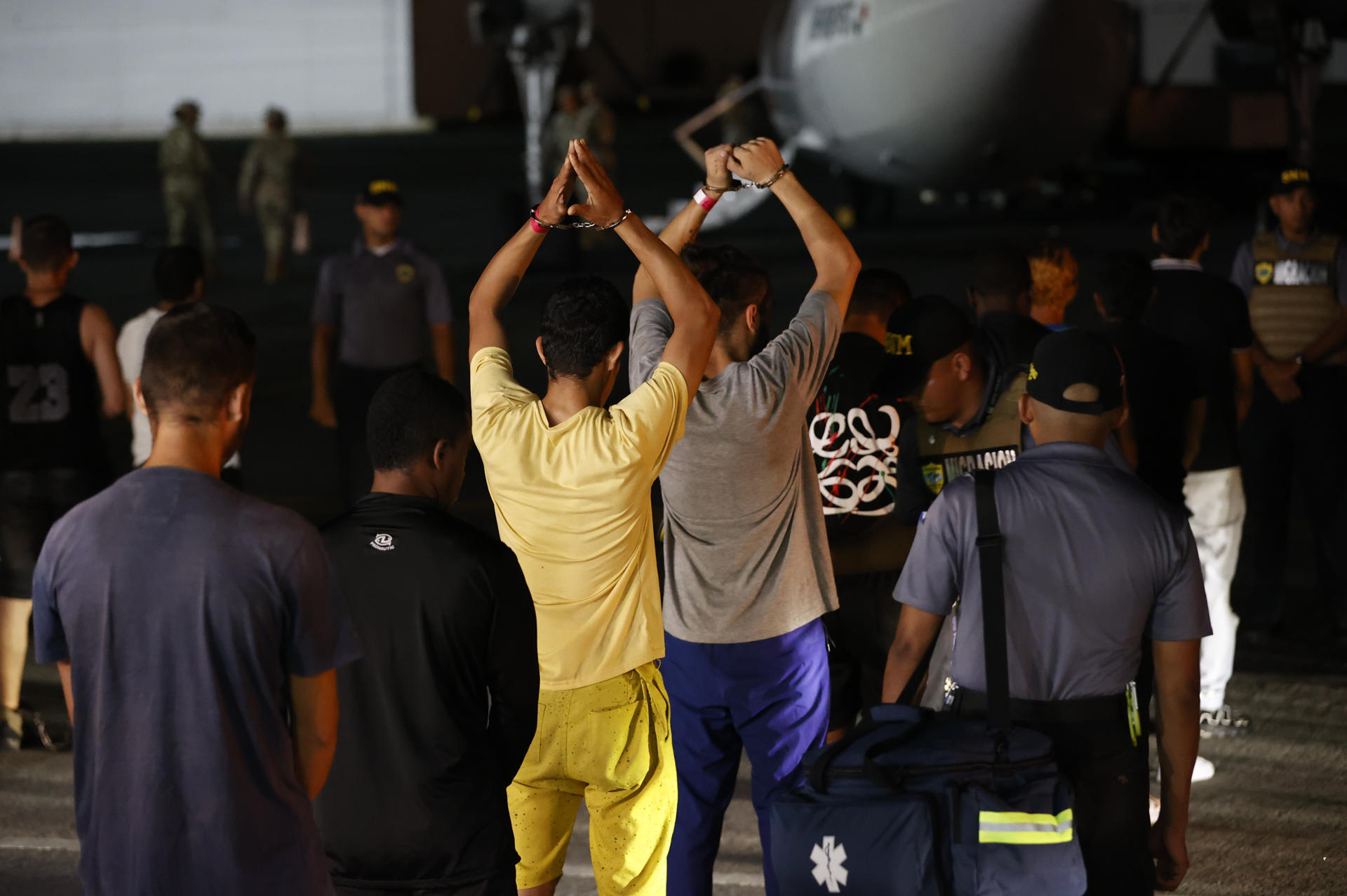 El primer vuelo de retorno de migrantes irregulares financiado por EE.UU. sale de Panamá