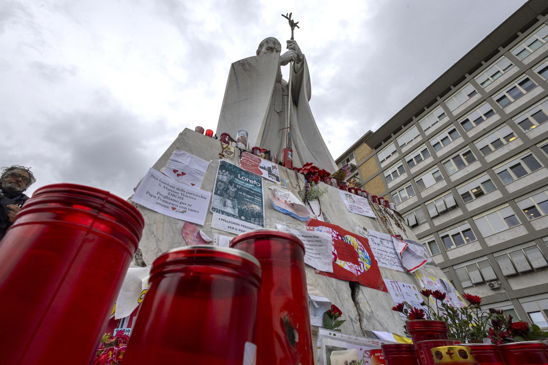 La radiografía de tórax del papa confirma su mejoría tras 27 días hospitalizado