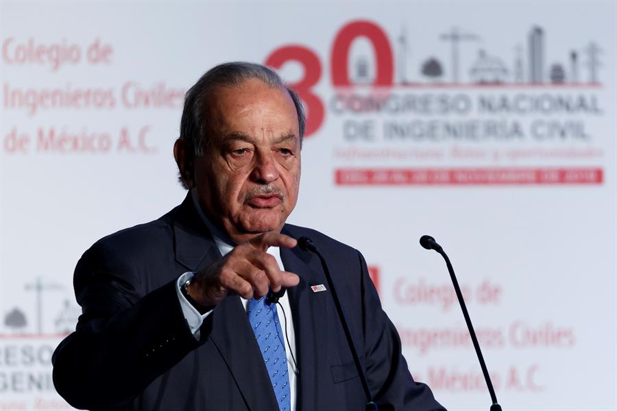 El magnate mexicano Carlos Slim sale del hospital tras contagio de covid-19