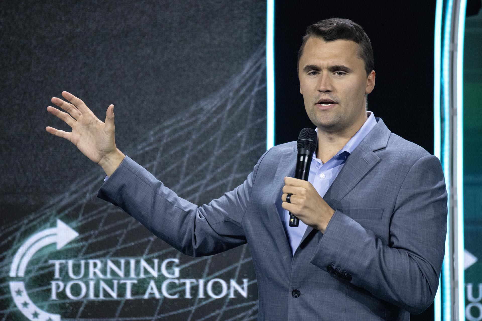 El activista conservador Charlie Kirk, asesinado de un disparo en un evento multitudinario