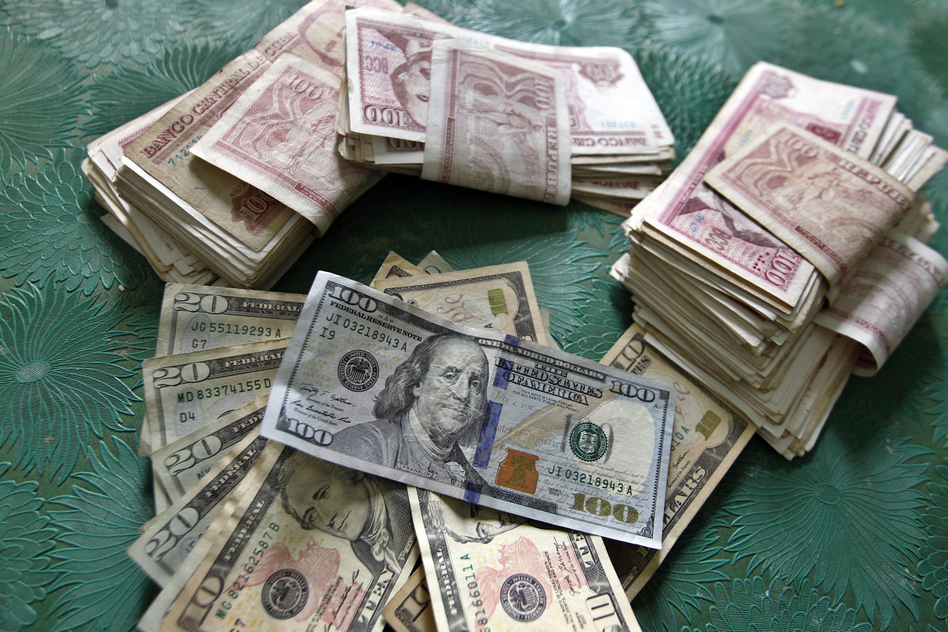 EE.UU. permite a emprendedores cubanos abrir cuentas bancarias estadounidenses en internet