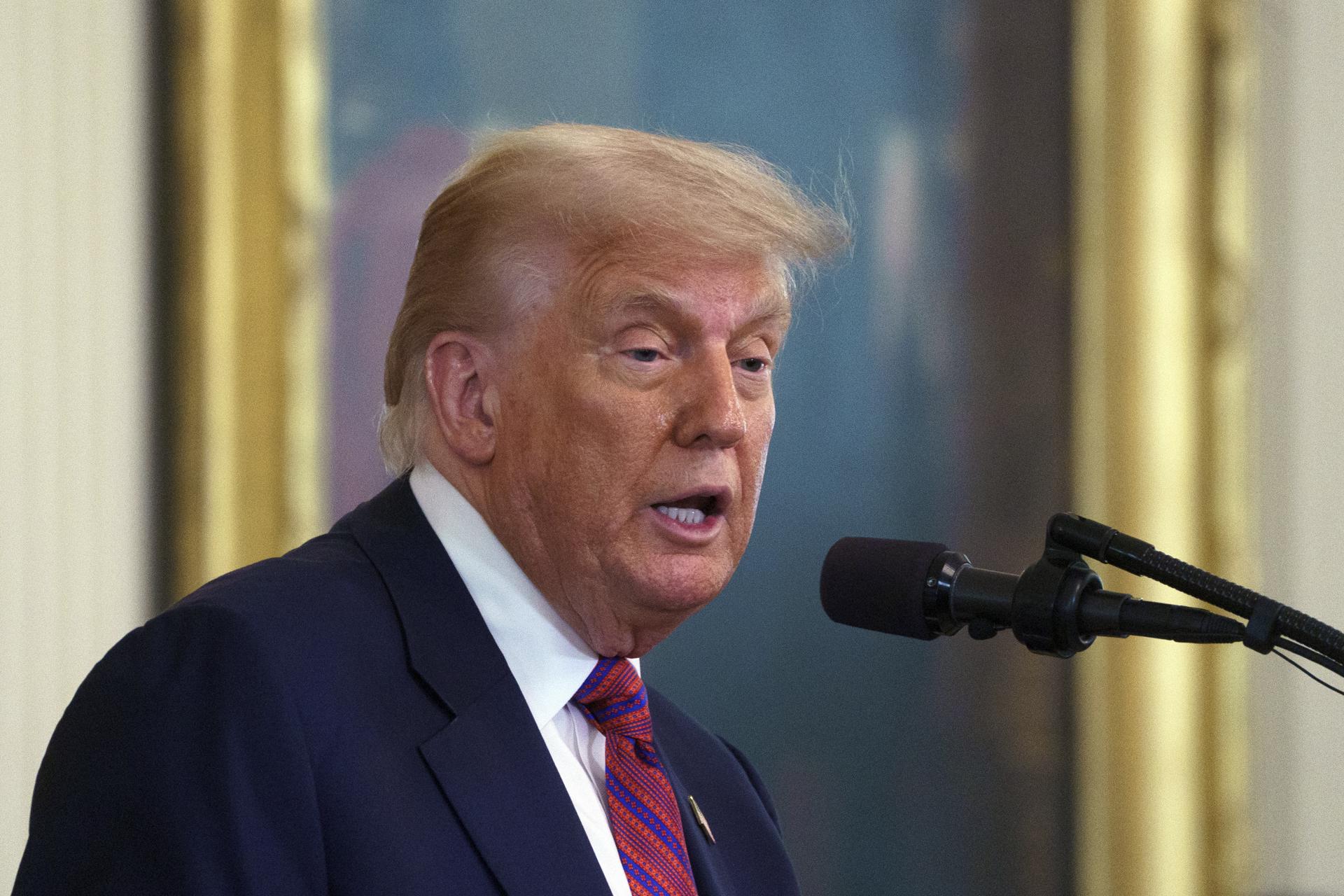 Trump adelanta plan para anular ayudas a universitarios indocumentados, dicen activistas