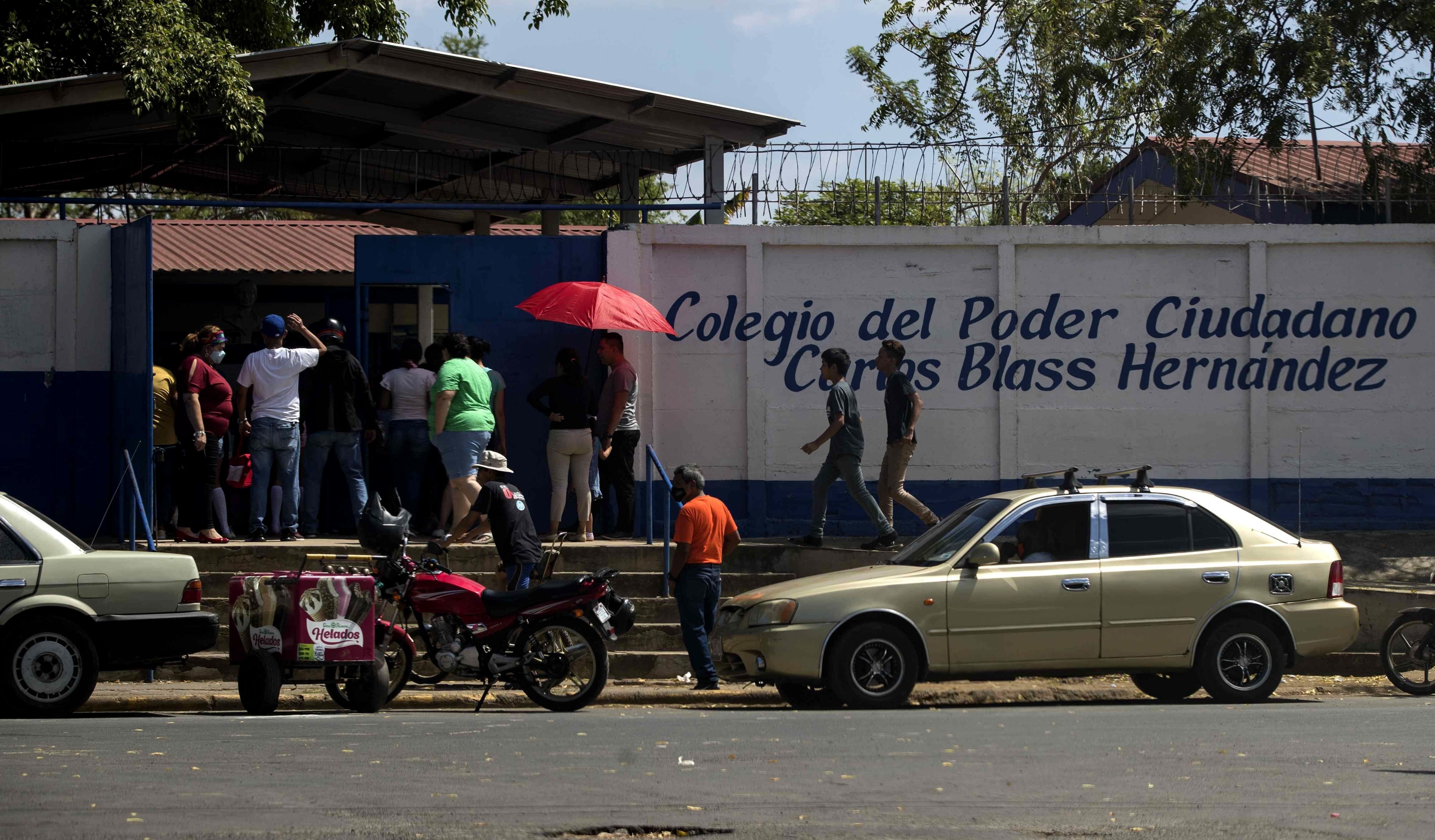 Maestros tocan a sus alumnos para ver si tienen fiebre, en las escuelas no hay plan ante el Covid-19