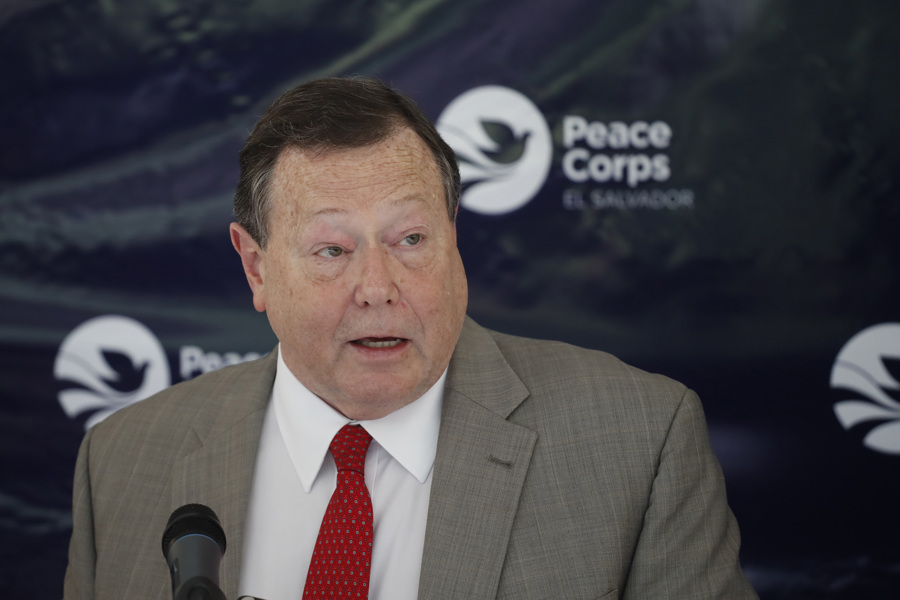 Bukele condecora al embajador que ayudó a «arreglar» la relación de El Salvador con EE.UU.