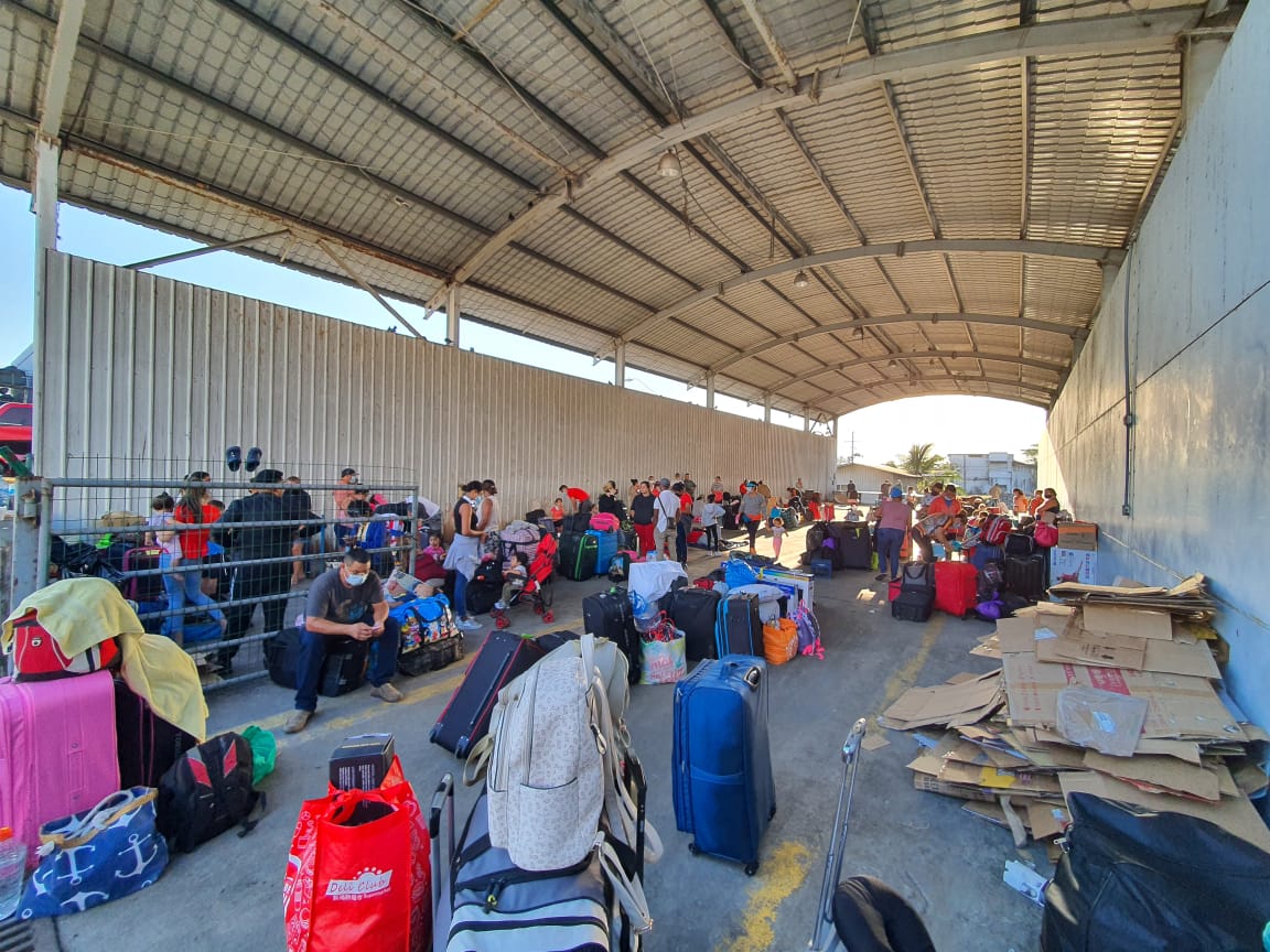 132 nicaragüenses abandonados en frontera de Panamá con Costa Rica, sin dinero ni fecha para continuar hasta Nicaragua